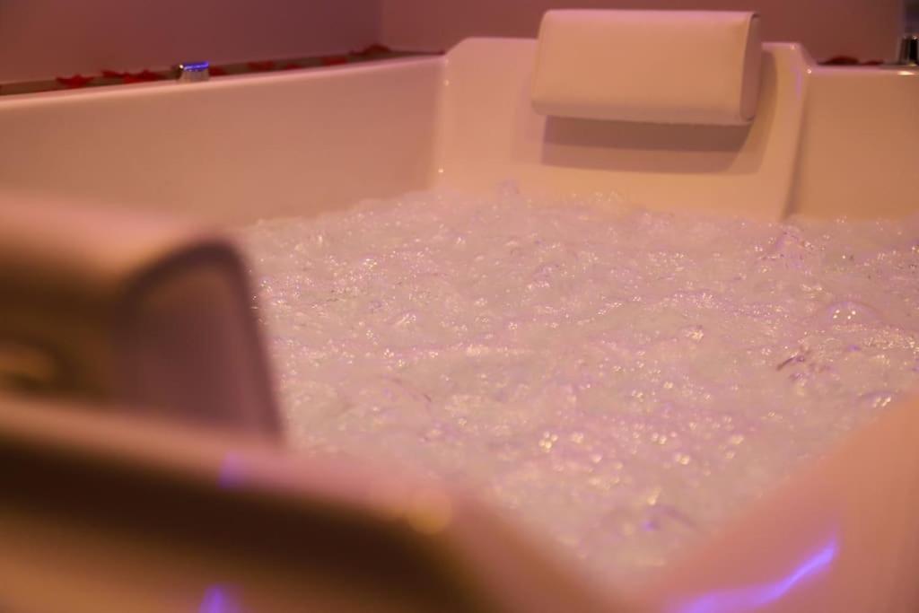 Love Room Unique - Sauna / Jacuzzi Charleville-Mézières 외부 사진